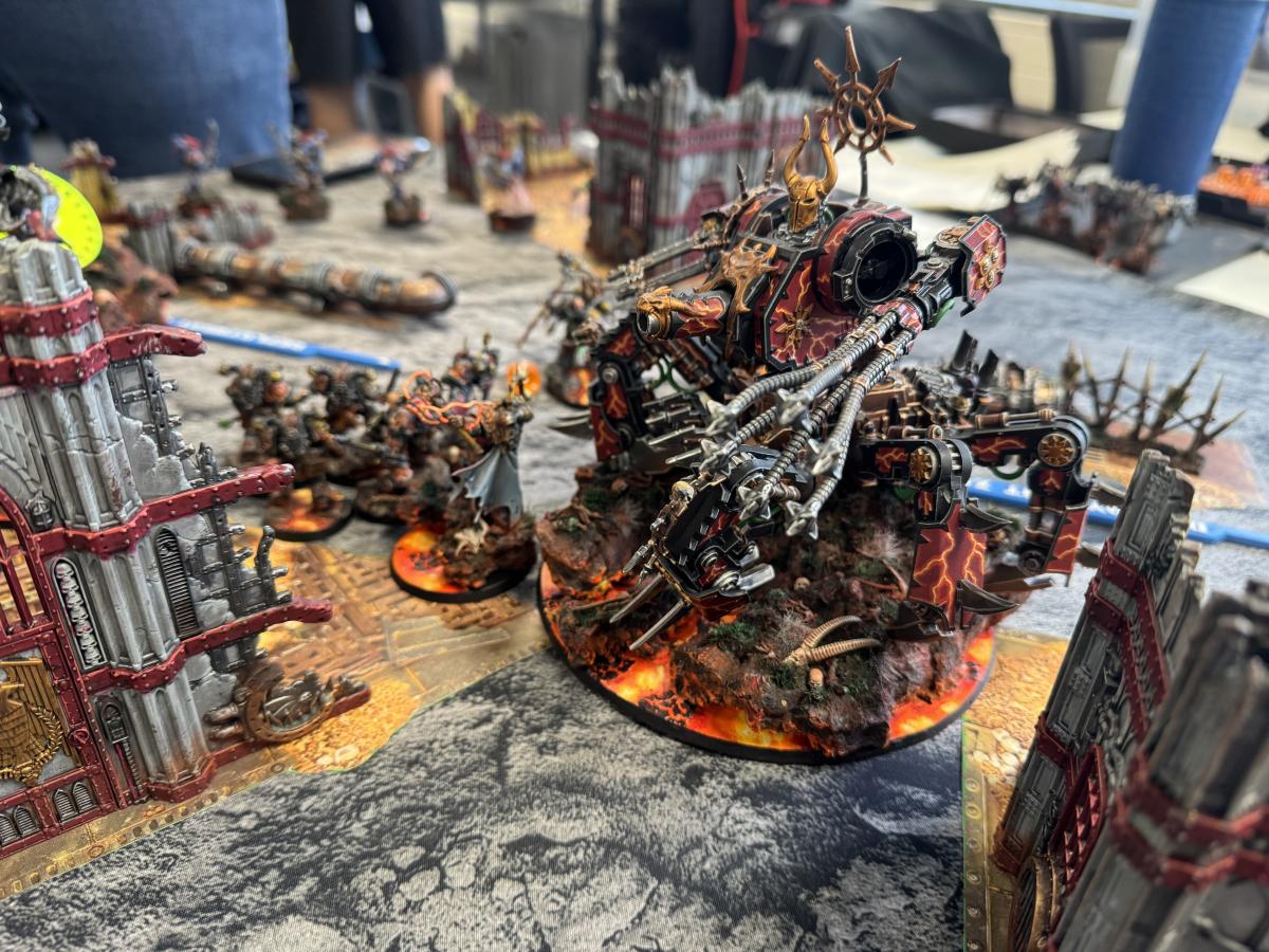 Bemalter Chaos-Defiler auf einem Warhammer 40k Spieltisch im TGM Münster