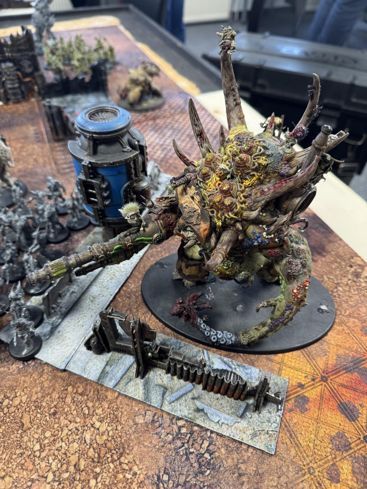 Umgebauter Chaos-Knight der Nurgle-Fraktion für Warhammer 40k, bemalt von einem TGM-Mitglied