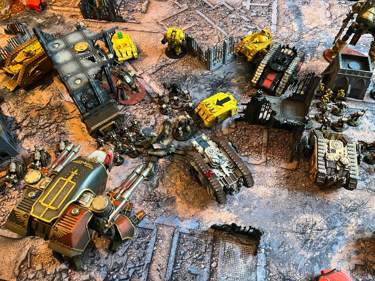 Space-Marine-Fahrzeuge und Panzer auf einem Wüstentisch bei Warhammer 40k in Münster