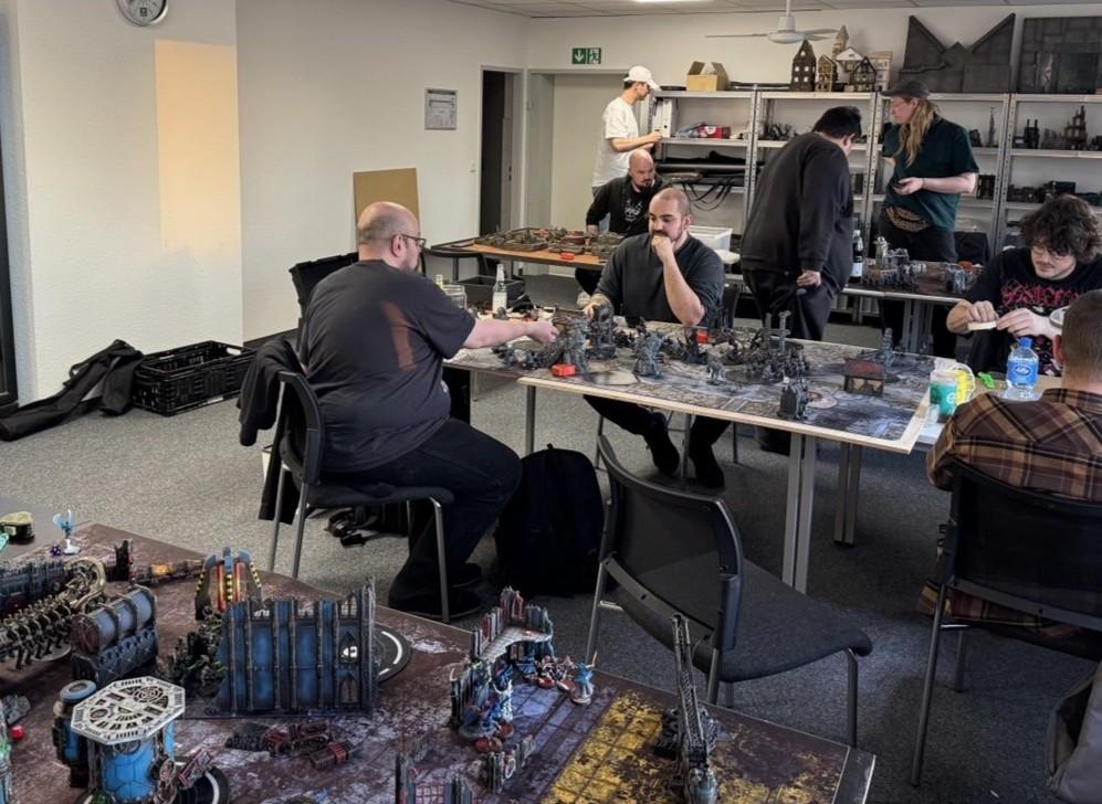Spieler an den Tischen im Clubraum des TGM Münster nach einer Verabredung über Discord